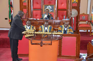 Assembly Flexes muscles with Gov Mutua